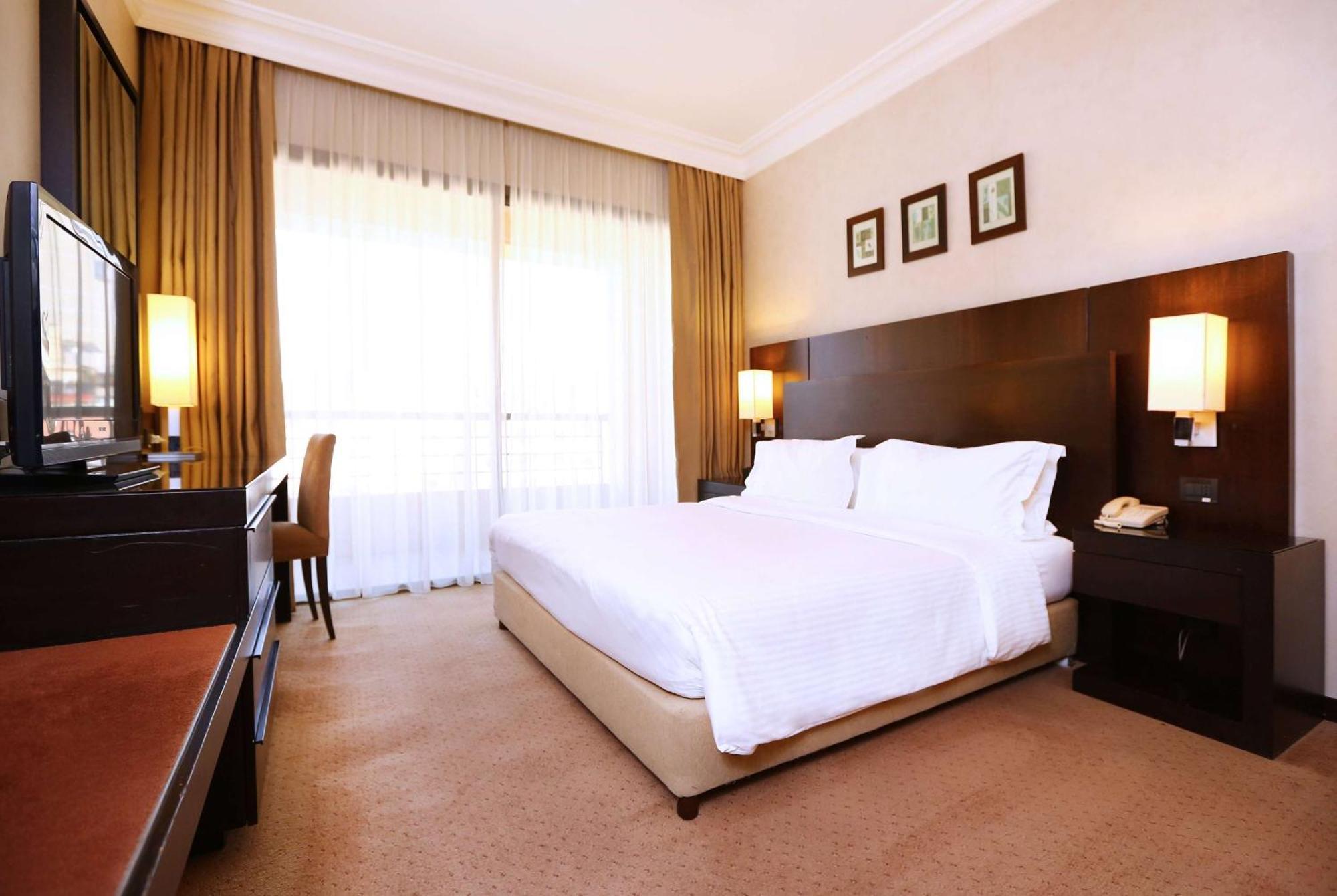 Ramada Plaza By Wyndham Beirut Raouche Hotel Екстериор снимка