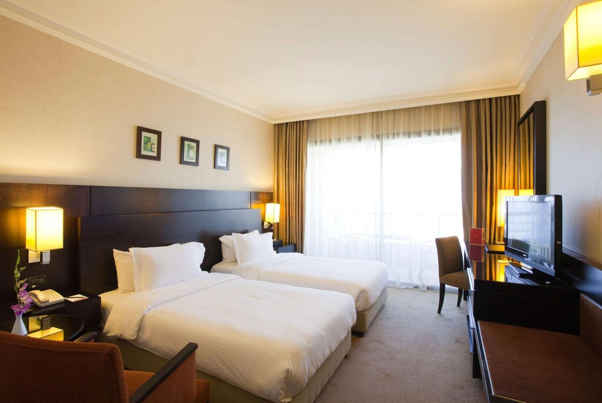 Ramada Plaza By Wyndham Beirut Raouche Hotel Екстериор снимка