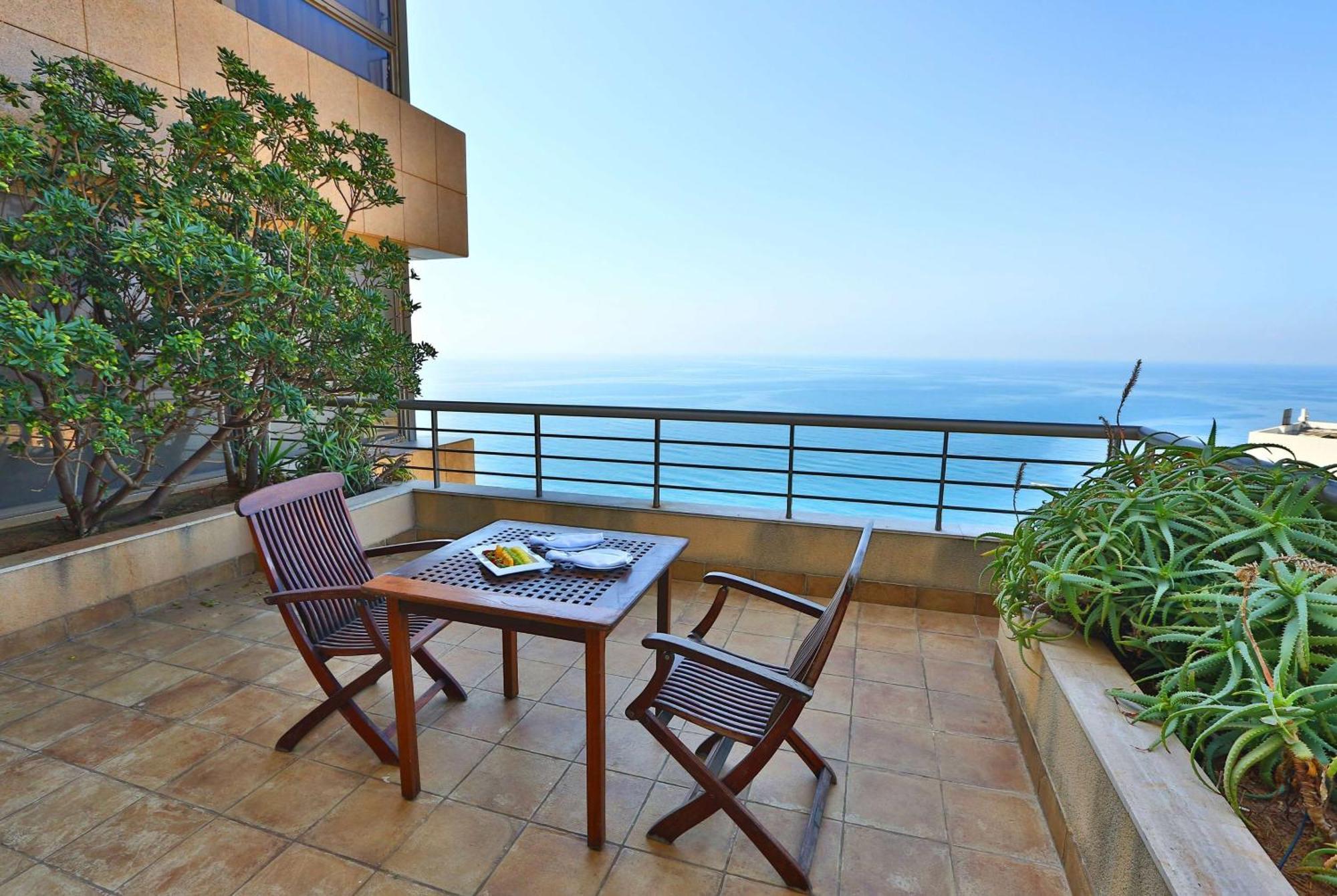 Ramada Plaza By Wyndham Beirut Raouche Hotel Екстериор снимка