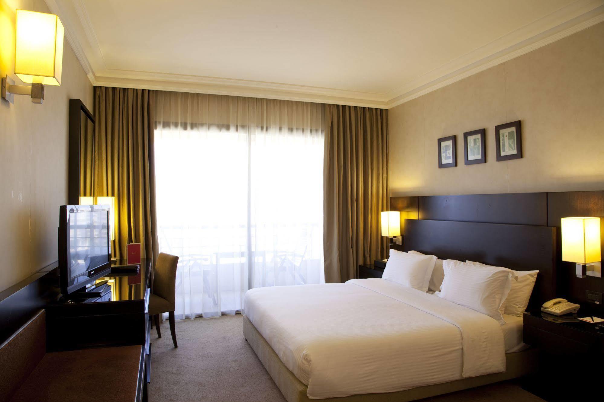 Ramada Plaza By Wyndham Beirut Raouche Hotel Екстериор снимка