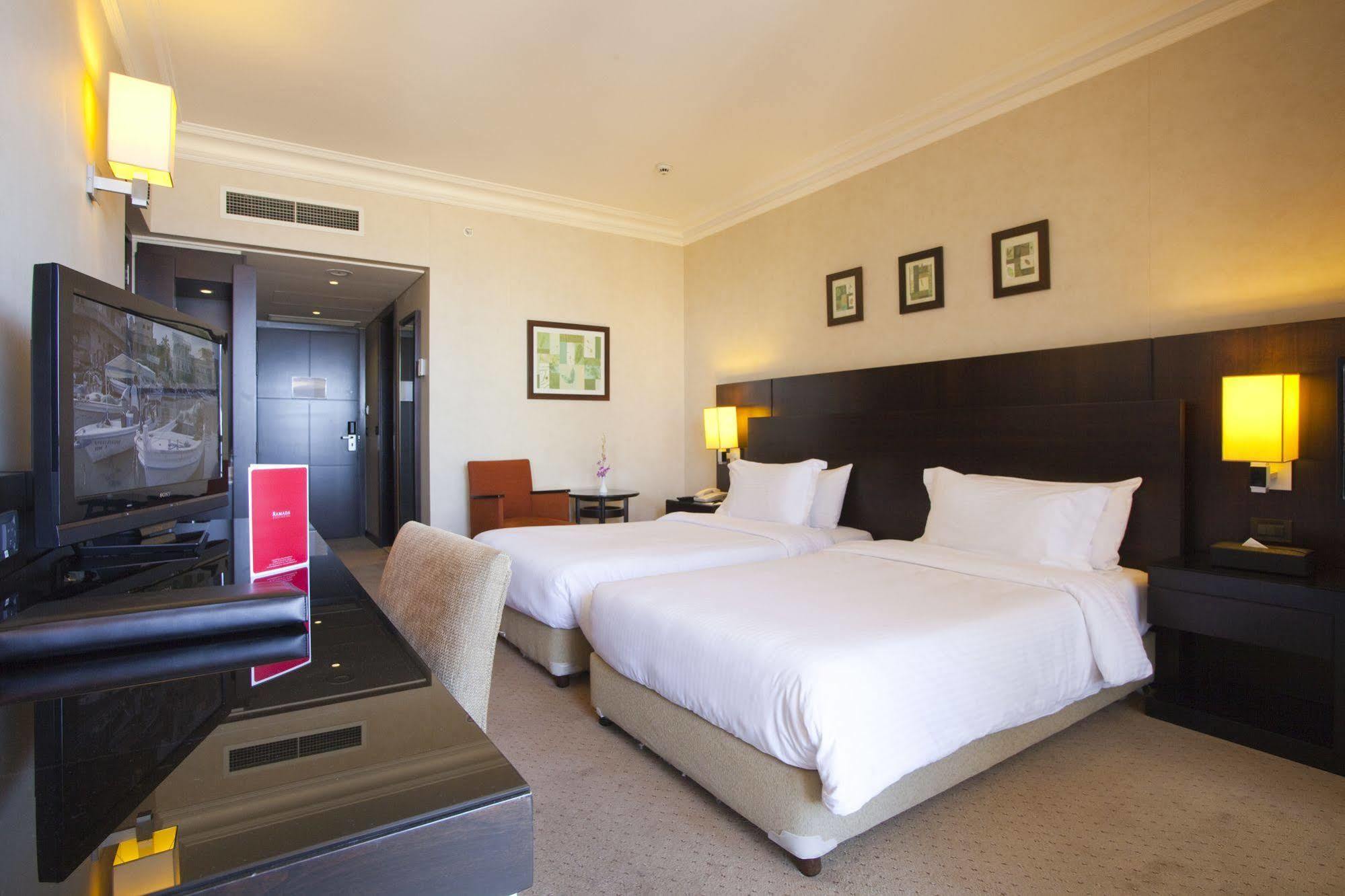 Ramada Plaza By Wyndham Beirut Raouche Hotel Екстериор снимка